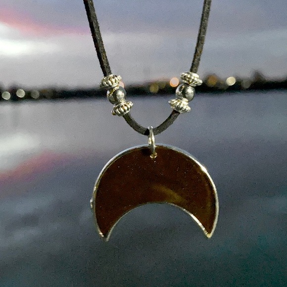 Dark red resin crescent moon leather necklace - Picture 4 of 13